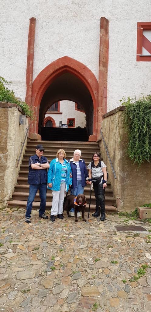 Manfed,Hedi Alice, Roswithe und Ohle vor der Treppe zum Schloss Rochsburg